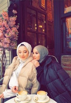 Feminine Friendship, Hijabi Friends, Anne Blythe, Muslim Style, Hijabi Girl, Hijabi Fashion, Hijab Fashion, Anime Icons, Stylish Outfits