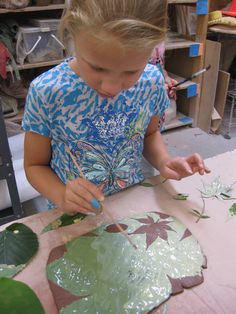 Leaf art on clay. Press leaf into terra cotta, underglaze, then remove leaf. From gary jackson's fire when ready blog. Clay Classes, Kids Pottery, Pottery Techniques, Ceramics Projects, Clay Design, Camping Art, Art Clay