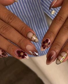 Almond Nails Graduation, Nails Gold Almond, Bling Nails Gold, Gold Bling Nails, Gold Almond Nails, Nails Opal, Acrylic Nails Gold, Basic Baddie Nails, Gold Acrylic Nails