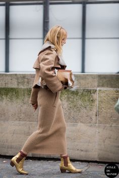 Los Mejores Looks Monocromáticos Para Copiar Ahora | Cut & Paste – Blog de Moda Fall Dressing, Street Style Skirt, Chelsea Boots Outfit, Gold Boots, Quoi Porter, Fashion Star, Boating Outfit, Stunning Outfits