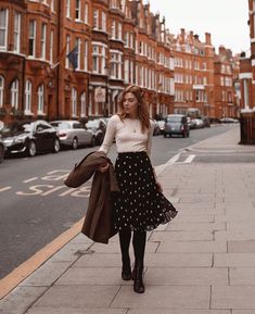 Dark Academia Aesthetic Outfit, Academia Outfits, Walking Down The Street, Academia Style, Dark Academia Fashion, Academia Fashion, Mode Inspo, Mode Vintage