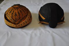 BLANGKON (Java) Blangkon is a headgear made from batik and used by men as part of a traditional Javanese clothes. According to his form, blangkon divided into 4: blangkon Ngayogyakarta, blangkon Surakarta, blangkon Kedu, and Blangkon Banyumasan. [1] For some types blangkon anyone using bulge on the back blangkon. This bulge indicates male hairstyles that period that often bind their long hair in the back of the head, so that the protruding part on the back blangkon. Male Hairstyles, Adat Jawa, Traditional Attires, East Java, Back Of The Head, West Java, Cool Knives, Character Costumes, Where To Go