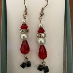 Hand Made Red And Black Bead And Pearl Dangle Earrings, Two Inches Long, Never Worn. Beaded Jewelry Made Just For You By Carla Moore. Christmas Dangle Earrings, Christmas Beaded Jewelry, Christmas Earrings Handmade, Xmas Earrings, Earring Christmas, Diy Earrings Easy, Holiday Beading, Diy Jewelry Unique, Beaded Earring