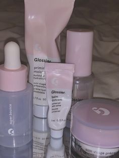 Glossier Skin Care, Wishlist Ideas Aesthetic, Clear Skin Aesthetic, Glossier Skin, Skincare Christmas, Wonyoungism Aesthetic, Glossier Aesthetic, Morning Routine Healthy, Aesthetic Morning Routine