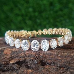 ✥ 𝐌𝐚𝐢𝐧 𝐒𝐭𝐨𝐧𝐞 𝐃𝐞𝐭𝐚𝐢𝐥𝐬 Stone Type = Moissanite Diamond Shape = Oval Cut Diamond Color = White (EF) Diamond Clarity = VVS Diamond Creation = Lab-Created Total Carat Weight Approx = 14ct to 24ct Metal = Yellow Gold Metal Purity= 10k/14k/18k Metal Finish = Yellow Gold We Offer Customization : Want to add A personal touch to this piece? Contact us and we will create one just for you. Customizations We Offer: Ring Resizing All Ring Size Available Metal Change (Silver/10K Gold / 14K Gold Portsmouth Va, Vvs Diamond, Bridal Bracelet, Stone Engagement Rings, Oval Cut Diamond, Solitaire Pendant, Diamond Color, Photo Bracelet, Wedding Bracelet