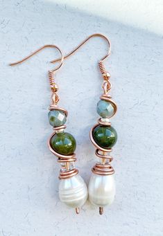 Gefertigt mit der Wärme der Absicht, diese kupferfarbenen Ohrringe sind voller erdender Energie, um dir zu helfen, mehr Balance in deinen Alltag zu bringen. Wire Wrapped Pearl, Jewelry 2024, Grounding Energy, Pearl Stone, Copper Earrings, Stone Earrings, Or Rose, Wire Wrapping