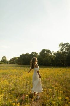 Grassy Field Senior Pictures, Field Dress Photoshoot, Dress In A Field Photoshoot, Long White Dress Senior Pictures, Photoshoot Ideas In Field, Senior Picture Field Posing Ideas, Documentary Senior Pictures, Dreamy Field Photoshoot, Timeless Senior Pictures