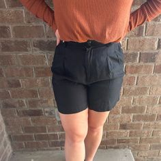 100% Linen Madewell Shorts Like New Without Tags, Couple Of Fray Strings On Waist Band (Shown In Picture) But Can Easily Be Cut Off. Size 4. I Tried Them On And They Will Look Tight On Me In The Photos Because I Am Usually An 8/10 Size.. But Really Wanted To Have Try On Photos! Haha They Are So Cute. Love Like The Vintage Look To Them. Let Me Know If You Need Anymore Information! Black Relaxed Fit Shorts For Day Out, Relaxed Fit Black Shorts For Day Out, Versatile Bottoms With Built-in Shorts For Day Out, Versatile High Waist Cotton Shorts, Casual High Waist Bermuda Shorts With Elastic Waistband, Versatile High-waisted Shorts For Day Out, Versatile Short Bottoms For Day Out, Versatile Short Length Bottoms For Day Out, Chic Black Bermuda Shorts With Pockets