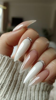 White Nails Nails2024 Trends, Nail Art Trend 2024, June Nails Ideas 2024, Elegant White Nails, Nail Art Blanc, Stunning Nail Designs, Sassy Nails, Nail Art Trends, Fancy Nails Designs