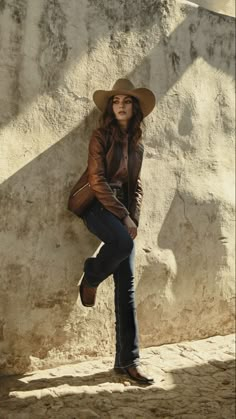 Western Outfits Women Work, Outfit Rancho Mujer, Outfit Botas Vaqueras, Ranchero Outfits Women, Western Outfits Casual, Ootd Vaquero, Vaquero Outfit, Outfit Vaqueros, Cowboy Outfits For Women