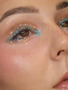 Makeup Looks Colourful Eyeshadows, Flower Beauty Desert Lights Palette, Boho Prom Makeup, Gold Blue Eye Makeup, Subtle Teal Eye Makeup, Colored Eye Makeup Looks, Trendy Makeup Looks 2023 Natural, Summer Party Makeup Looks, Beachy Eye Makeup