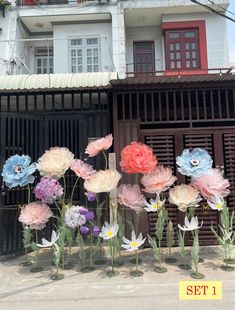 there are many flowers in front of the building