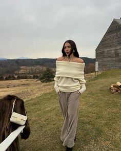 Gergana Ivanova on Instagram: "Cozy days by the fire pit 🪵🍂☁️ and then it started to snow" Holiday Outfit Aesthetic, Snow Fashion Outfits, White Dress Winter Outfit, Cozy Style Outfits, Snow Outfits Aesthetic, Coastal Winter Outfits, Cozy Winter Fits, Fall Picnic Outfit, Winter Cozy Outfits