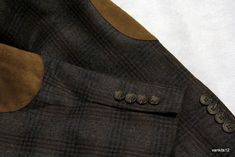 "JOSEPH ABBOUD JOE men's 100% wool 3 button warm blazer jacket / sport coat with suede-like elbow patches and neck fastening SIZE USA 40R (corresponds to EUR size 50R) PERFECT, LIKE BRAND NEW CONDITION! no spots, stains, pulls, rips, tears or other marks! MATERIAL100% wool COLOR: brown PATTERN: plaid FEATURES: 3 BUTTONS SINGLE BREASTED FASTENING 4 BUTTONS AT CUFFS 2 POCKETS AT WAIST, 1 CHEST POCKET, 4 INTERIOR POCKETS SINGLE VENT IN BACK SYNTHETIC SUEDE ELBOW PATCHES AND NECK FASTENING Please ch Vintage Brown Sport Coat With Welt Pockets, Vintage Brown Wool Sport Coat, Brown Wool Single-breasted Sport Coat, Wool Sport Coat With Pockets And Button-up Design, Vintage Single-breasted Plaid Sport Coat, Joseph Abboud, Mens Sport Coat, Shirt Cuff, Elbow Patches