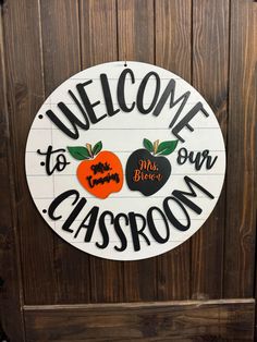 a welcome sign on the front door to a classroom with apples and pumpkins painted on it