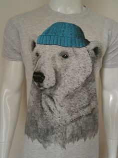 Poor polar bear, He is freezing... Such a beautiful art work ! Printed on a relaxed fit t shirt. Casual White T-shirt With Bear Design, Polar Bear, Cotton T Shirt, Art Work, Beautiful Art, D Art, Cotton Tshirt, Gender Neutral, Oeuvre D'art