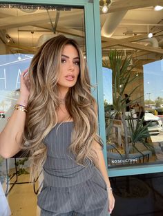 Bronde Beige Balyage Long Hair, Bronde Balayage Extensions, Summer 2024 Hair Styles, Hispanic Blonde Hair, Trending Haircuts For Long Hair, Medium Blonde Balayage, Honey Blonde Hair On Latinas, Latina Blonde Hair Olive Skin, Fall Bronde Balayage