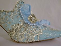 Zapatos de boda temática Marie Antoinette en brillo azul y plata Blue Bridal Shoes, Something Blue Bridal, Royal Aesthetic, Blue Bridal, Retro Mode, Shoe Art, Marie Antoinette, Historical Clothing