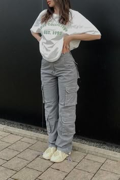 Style Salopette, Vintage Cargo Pants, Cargo Pants Baggy, Streetwear Cargo Pants, Cargo Outfit, Celana Fashion, Chique Outfit, Overalls Fashion, Grey Cargo Pants