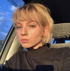 Very Short Blonde Haircuts, Short Layered Bob With Bangs Round Face, Bob Mullet Women, Necklength Hairstyle, 90 Haircut Short, Colorblock Pixie Hair, Piecy Bob Haircut Short Hairstyles, Shaggy Bob With Bangs Thick Hair, Short Bob Haircuts Middle Part