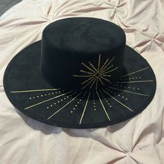 Brand New Brushed Wide Brim Black Hat. Hand Painted Gold Design By Artist. Elastic Rim Inside Keeps Hat In Place. Medium Size. Never Worn. Smoke/Pet Free Home Wide Brim Fedora Women, Diy Leather Hat, Burned Hats, Black Wide Brim Hat, Hat Painting, Mens Hat, Painted Hats, Pink Beanies, Purple Hats