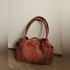 Euc Mazzini Bag Made In Itaty Genouine Leather Color :Light Brown Measurement :Approx 16"X9.5"X4" Smoke And Pet Free Home Color Light, Bag Making, Light Brown, Shoulder Bags, Bag Lady, Purse, Shoulder Bag, Pet, Leather