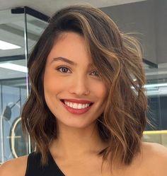 20 Alluring Side Swept Bobs with a Playful Vibe - The Right Hairstyles Side Part Bob, Trendy Haircuts Medium, Wavy Lob, Bob Hairstyles With Bangs, Fall Hair Trends, Long Bob Haircuts, Lob Hairstyle, Lob Haircut, Long Bob Hairstyles