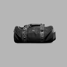 Voyagez avec style grâce au tout nouveau sac de sport en nylon Blvck. Doté d'une silhouette minimaliste 'All Black' et d'une disposition étudiée pour garder toutes vos affaires organisées, c'est l'accessoire parfait pour rehausser votre style de vie. Le sac est fabriqué en nylon et comporte des sangles marquées du logo. Le compartiment principal offre un espace abondant pour ranger vos vêtements, votre ordinateur portable, vos accessoires et autres essentiels. Il dispose également d'une poche zippée à l'intérieur pour un accès facile à votre téléphone, portefeuille, passeport, etc. Pour un confort optimal, des sangles et des poignées rembourrées et réglables sont incluses.
Détails :

Taille : 48 x 24 x 24 cm
Fabriqué en nylon
Capacité : Environ 23L Functional Duffle Bag With Dust Bag For Travel, Black Silhouette, Duffel Bags, Duffel Bag, Travel Style, Logo Branding, All Black, Leather Bag, Laptop