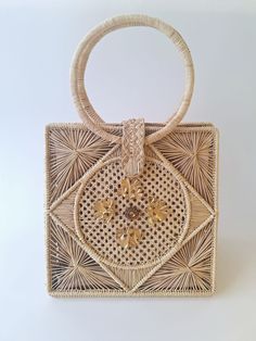 Handbag made of natural palm fiber by Colombian artisans and intervened with golden accents that highlight its intrinsic beauty. Interior lining in satin fabric. Luxury Rectangular Straw Bag With Handles, Luxury Rectangular Bags For Market, Elegant Straw Bag With Round Handle In Natural Color, Gold Top Handle Straw Bag For Beach, Gold Top Handle Straw Bag For Vacation, Natural Straw Tote Bag With Gold-tone Hardware, Beige Rectangular Straw Bag With Gold-tone Hardware, Rectangular Natural Shoulder Bag With Gold-tone Hardware, Luxury Gold Straw Bag For Travel