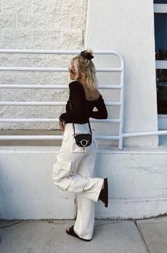 love this cargo pant outfit inspo. linked a similar pair to my amazon <3 Cargo Pants Women Baggy, High Waisted Straight Leg Pants, Cargo Pants Outfits, Loose Trousers, Pants Loose, Early Fall Outfit