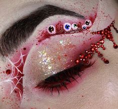 eye makeup😍 Red Halloween Makeup, Halloween Themed Makeup, Halloween Inspired Makeup, Diy Makeup Looks, Make Up Yeux, Halloween Eyeshadow, Spooky Makeup, Holiday Eyeshadow, Creepy Halloween Makeup