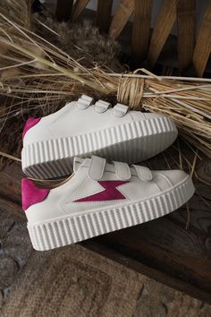 Donnez du pep's et de la couleur à tous vos looks avec nos nouvelles baskets VICKY, parfaites pour le printemps 2023...signées VANESSA WU, vous allez craquer pour leurs semelles plateformes, leur joli coloris fuchsia si tendance ! Retrouvez notre nouvelle sélection de baskets juste ici ! En bref : Baskets similicuir blanches Vanessa WU Découpe en forme d'éclair et patch arrière en suédine rose magenta Semelle creepers blanche Creepers, Clothes