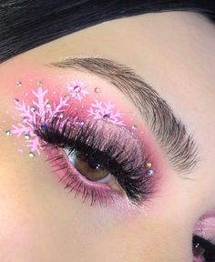 VICT♡RIΛ MΛRTINEZ on Instagram: “Colaboración de navidad con @aleksaandramakeup 💙💗 _ 𝑬𝒚𝒆𝒍𝒂𝒔𝒉𝒆𝒔: @thatlashcollection style: “XOXO” (DC: Victoria) 𝑬𝒚𝒆𝒃𝒓𝒐𝒘𝒔: @milanicosmetics…” Xmas Makeup, Themed Makeup, Eyeshadow Ideas, Eye Makeup Pictures, Creative Eye Makeup, Crazy Makeup, Creative Eye, Makeup Obsession, Beauty Eyes