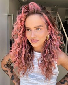 Pink Peekaboo Hair Curly, Curly Pastel Hair, Naturally Curly Hair Color Ideas, Curly Pink Highlights, Light Pink Curly Hair, Hair Dye Ideas For Curly Hair