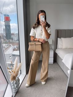 Cream And Black Flats Outfit, Internship Outfit, Conference Outfit, Outfit Elegantes, Business Professional Outfits, Chique Outfits