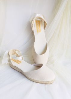 We SHIP ✈️ WORLDWIDE 🌍 Bridal Wedge shoes perfect for your boho wedding day and also for your total white summer outfit. *Organic cotton upper in Ivory color. *Laced with double faced satin ribbon. If you prefer organza or tulle ribbon, contact us. *Heel made of natural jute. -COLOR : Ivory -Medium Heel: 5 cm ( 1.96 Inches ) -Low Heel: 3 cm ( 1.18 Inches ) Tag Us on INSTAGRAM! : https://www.instagram.com/IBIZENCAS We would love to see your wedding photos :) Carefully handcrafted near the Medite Lace Up Espadrilles Outfit, Summer Lace-up Espadrilles, White Lace-up Espadrilles For Beach, Casual Lace-up Espadrilles With Removable Insole, Beach Lace-up Textile Espadrilles, Dancing Shoes Wedding, Espadrilles Outfit, Bridal Wedges, Beige Lace-up Espadrilles With Woven Sole