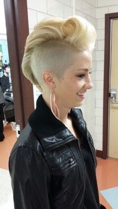 Mohawk Shaved Sides, Blonde Mohawk, Natural Mohawk, Female Mohawk, Haircut Tip, Blonde Natural, Half Shaved Hair, New Hair Trends, Pompadour Hairstyle