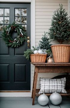 Season's greetings start at your doorstep! 🏠❄ Here are 21 of winter's best porch decor ideas to sprinkle festive joy all around.