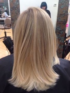 Perfect Blonde Hair Balayage, Blonde Balayage Medium Length Straight, Striped Blonde Hair, Natural Blonde Balayage Straight, Highlights Blonde Hair Straight, Blonde Balayage Short Hair Layers, Hair Stripes Blonde, Blonde Striped Hair, Lived In Blonde Straight Hair