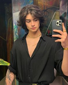 Round Face Middle Part, Hairstyle According To Face Shape, Middle Part Hairstyle, Middle Part Haircut, Hairstyles Round Face, Male Hairstyle, Androgynous Hair, Girl Mullet, Middle Part Hairstyles