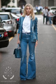 70s Flare Jeans Outfit, Slim Outfits, Denim Street Style, Womens Flare Jeans, Double Denim, Office Look, Jeans Jacket