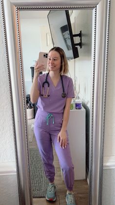 Scrubs Cute Outfit, Nurse Ootd, Styling Scrubs, Nurse Fits, Scrub Suit Design, Scrubs Uniform Cute, Purple Scrubs, Nursing Stethoscope