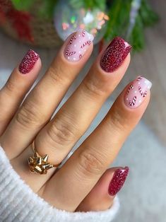 Kerst nagels; 50+ Mooie en makkelijke ideeën van rood tot kerstbomen en kerstmannen - Kerstliefde.nl Candy Cane Nails, Christmas Nails Easy, Christmas Gel Nails, Cute Christmas Nails, Colorful Nails, Cute Gel Nails, Christmas Nails Acrylic, Christmas Inspo