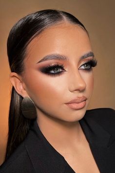 Gold Espresso Prom Makeup Gold Prom Makeup Looks, Gold Prom Makeup, Picnic Makeup, 21st Birthday Makeup, Black Wedding Makeup, Eye Makeup Inspo, Gold Makeup Looks