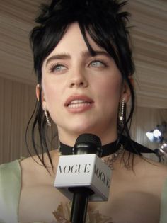 billie eilish met gala 2022 billie eilish black hair 2022 photo Hot Mommy, Gucci Dress, Cool Pictures Of Nature, American Singers, Cool Girl, Celebrities