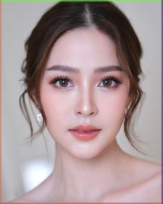 Discover essential eyebrow hacks for flawless arches! Learn the do's and don'ts of brow shaping, including tips for laminated eyebrows. Elevate your brow game with expert advice! Asian Bridal Makeup, Korean Makeup Look, Bridal Makeup Natural, Wedding Makeup Looks