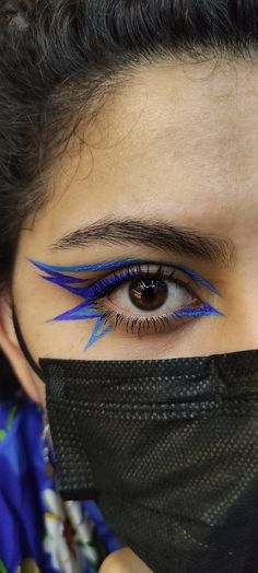 Make Up Artistique, Crazy Eyeliner Looks, Blue Liner Makeup Look, Colored Eyeliner Looks, Fun Eyeliner Looks, Blue Graphic Liner, Graphic Liner Looks, Graphic Eyeliner Looks, Eyeliner Graphic