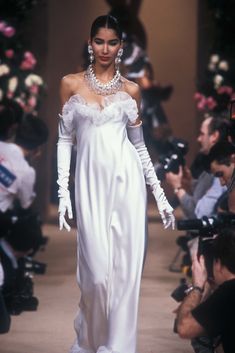 Ysl Fashion Show, Ysl Runway, Ysl Fashion, 90s Runway Fashion, Runway Fashion Couture, Haute Couture Dresses, Claudia Schiffer