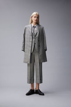 Thom Browne Suit, Woman In Suit, Gender Fluid Fashion, Simplicity Fashion, Extreme Fashion, Girls Attire, Beach Boy, Campaign Fashion, Resort Fashion