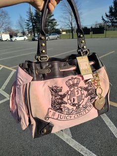 Thrift Find of the Year. ୨୧ Y2k Juicy Couture Bag, Juicy Couture Bag Vintage, Juicy Couture Bag Aesthetic, Juicy Couture Bag Outfit, Juicy Catore, Vintage Juicy Couture Bags, Juicy Culture, Juicy Purse